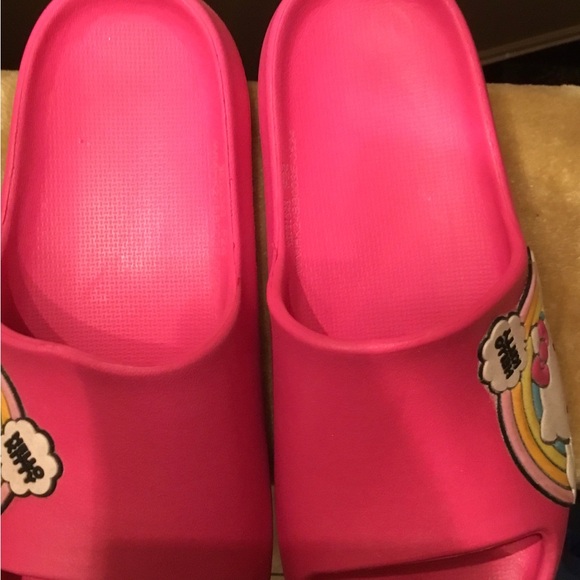 🩷🖤🌸 Hello Kitty Slides 🖤🩷🌸 Rainbow Design / Kitty Hot Pink / Gently Loved - Picture 3 of 10